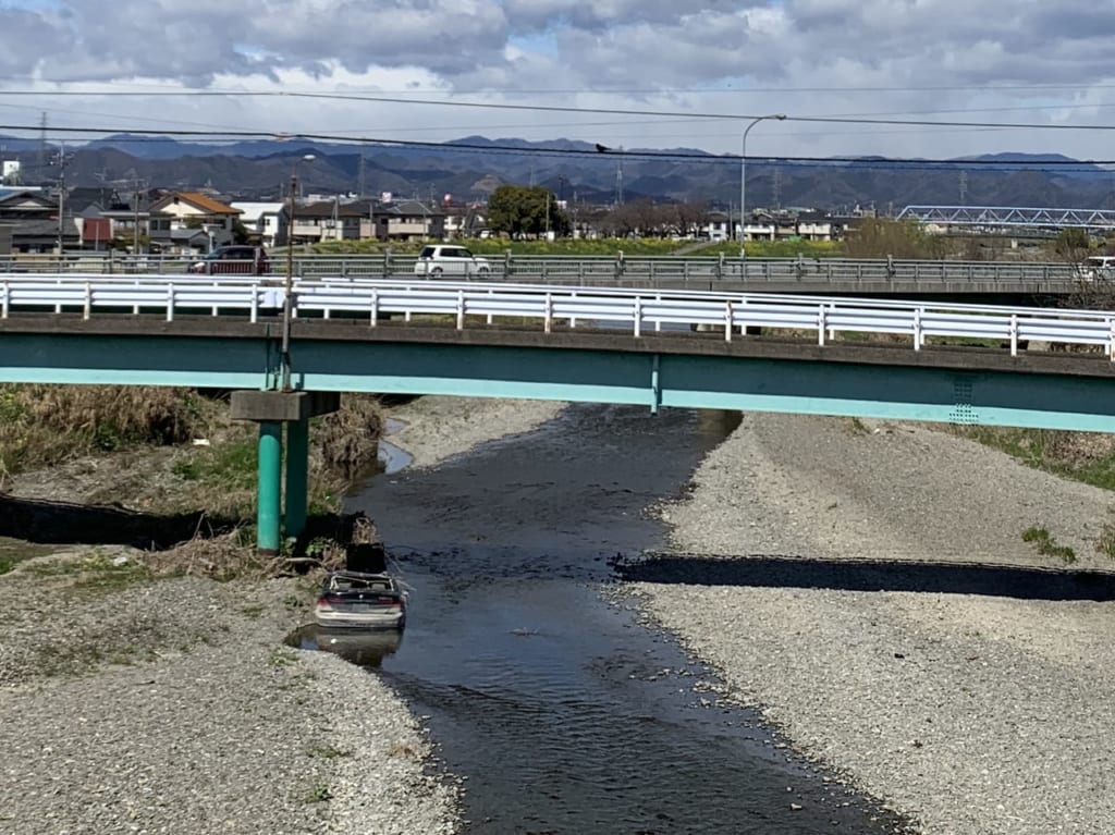 秋山川に取り残されていた車