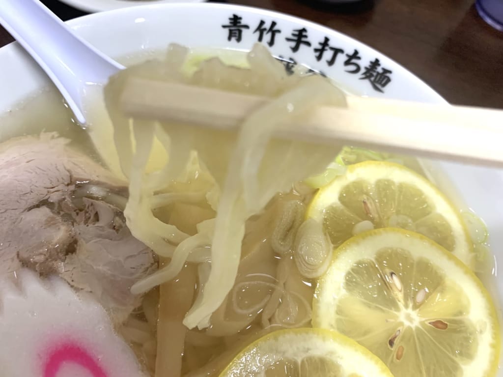 塩レモンを食べる