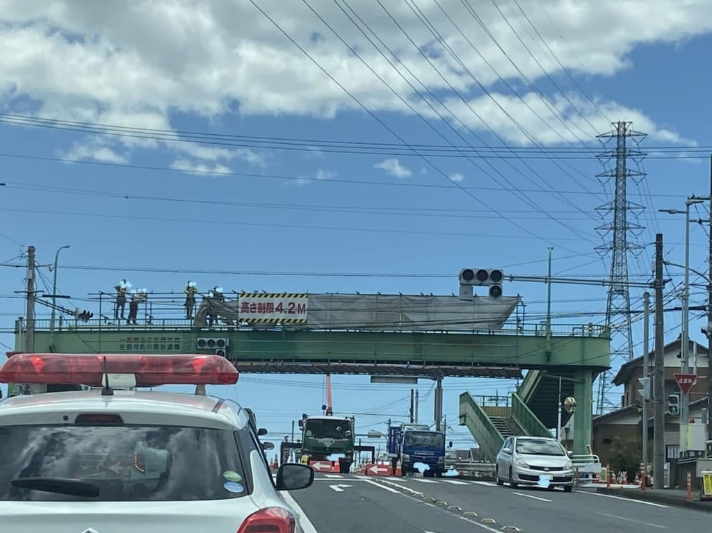 【佐野市】栃木県道270号佐野環状線、佐野市大橋町「向川原歩道橋」が工事中。車線規制があり渋滞が発生しています。 足利市・佐野市